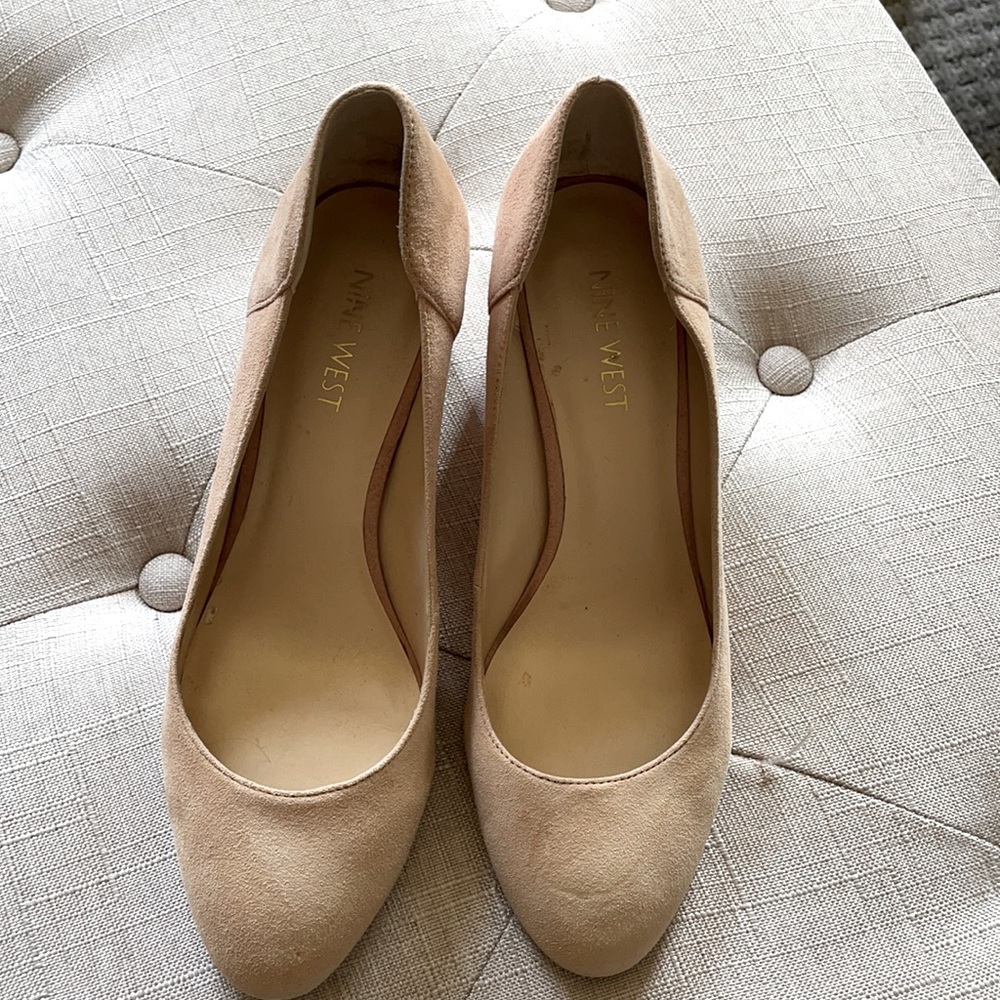 Size 7 Nine West nude/blush block heel pumps